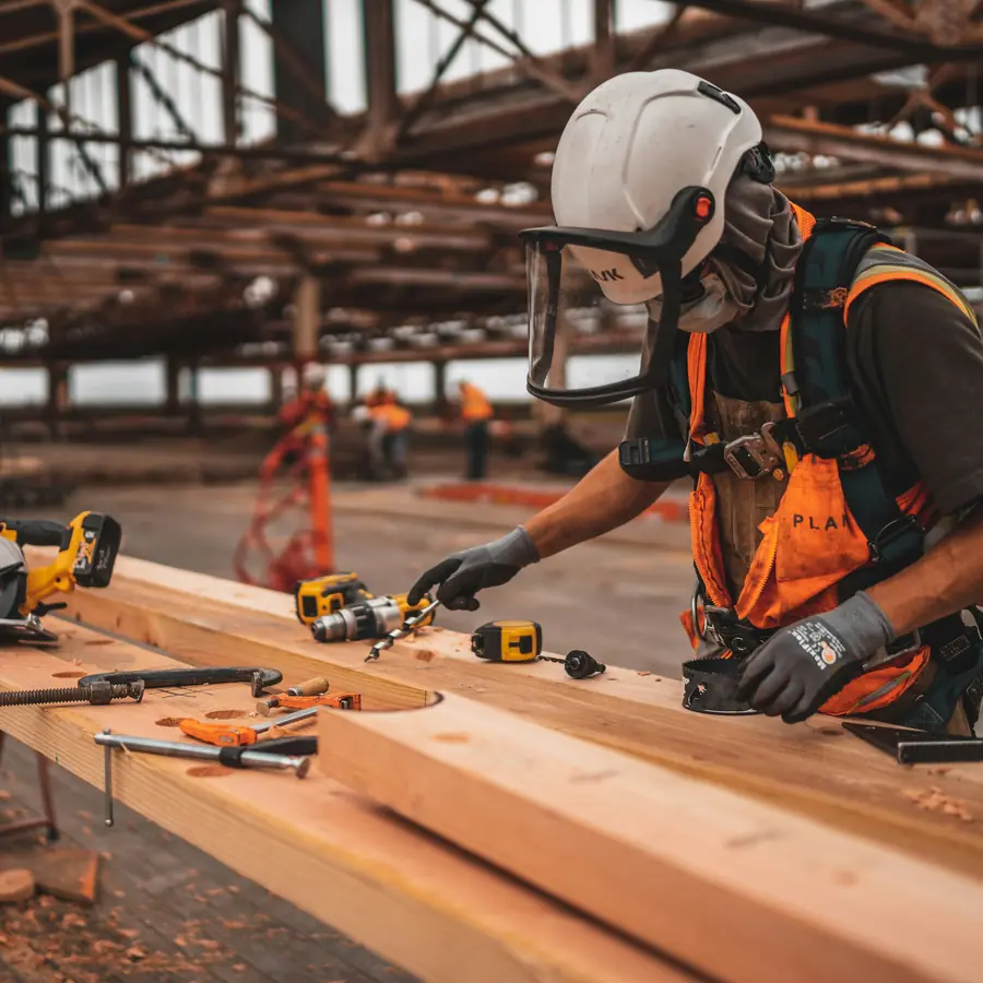 Professionnel sur chantier bénéficiant d'une assurance professionnelle adaptée